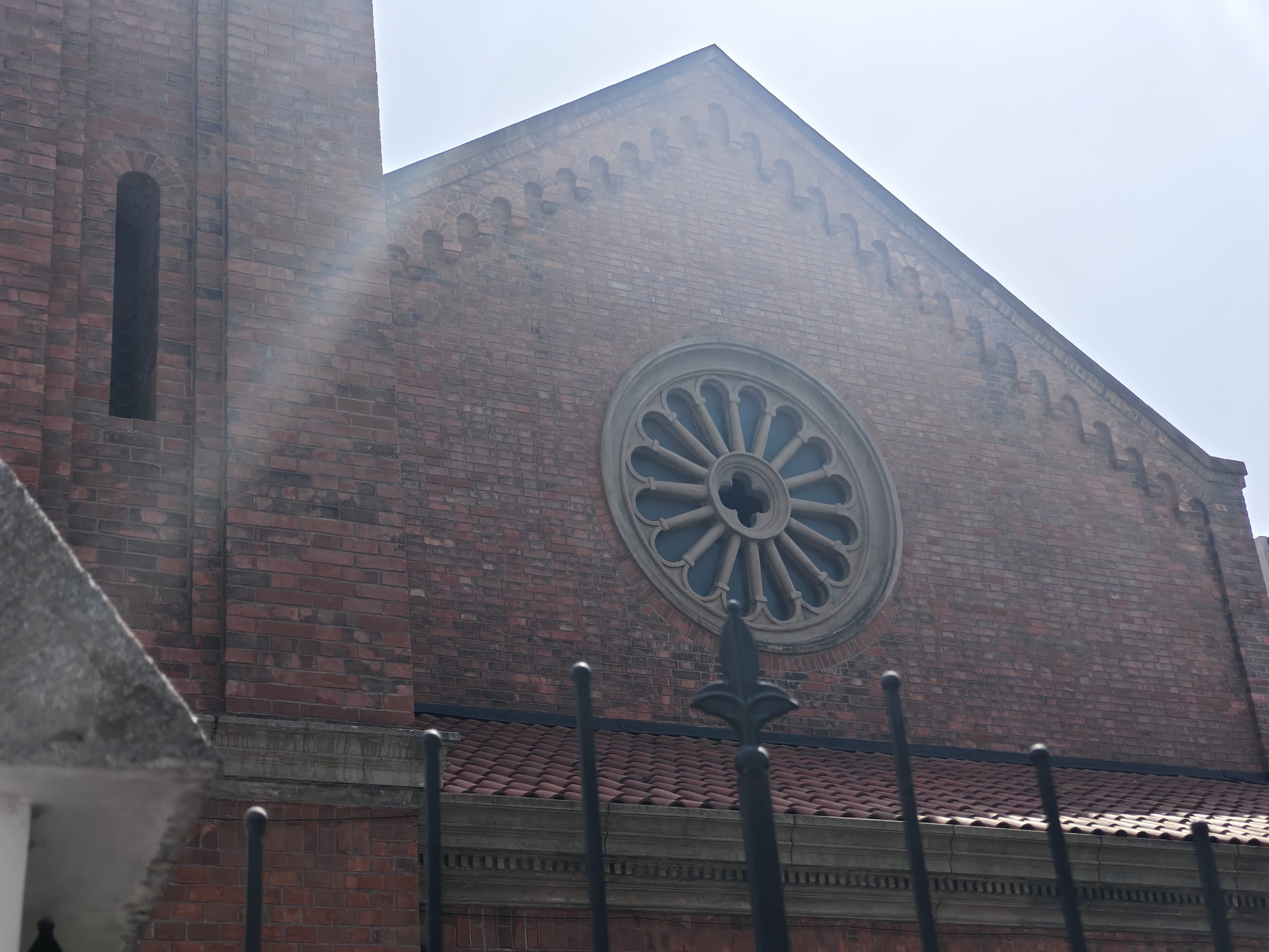 基督教堂是红玫瑰！